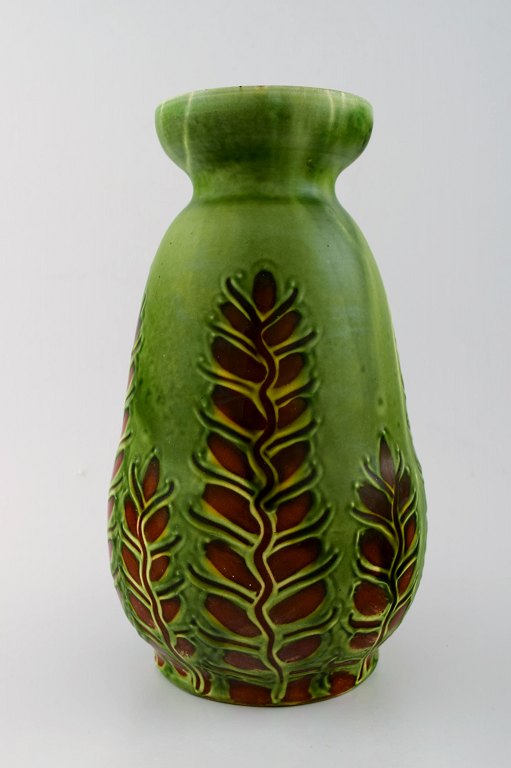 Kähler, Denmark, large glazed stoneware vase in modern design.
1930/40 s. Cow horn technique.