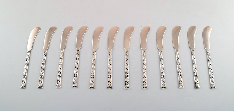 Evald Nielsen nr. 30 (bladmønster), sæt på tolv smørknive i  sterlingsølv.