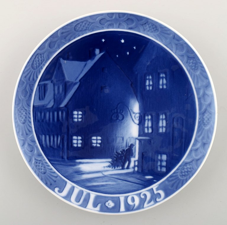 Royal Copenhagen, Christmas plate from 1925.
