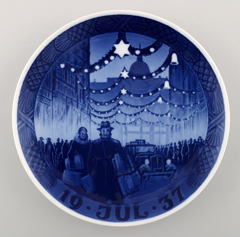 Royal Copenhagen, Christmas plate from 1937.
