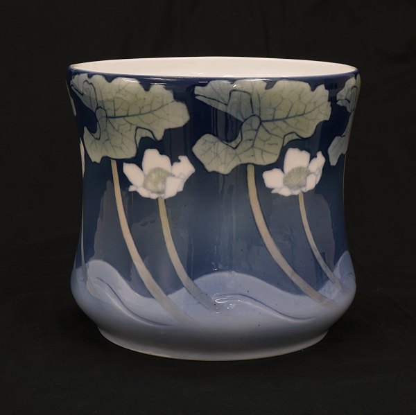 Anna Smidth for Royal Copenhagen: Unika vase #6543. H: 21cm. D: 21cm