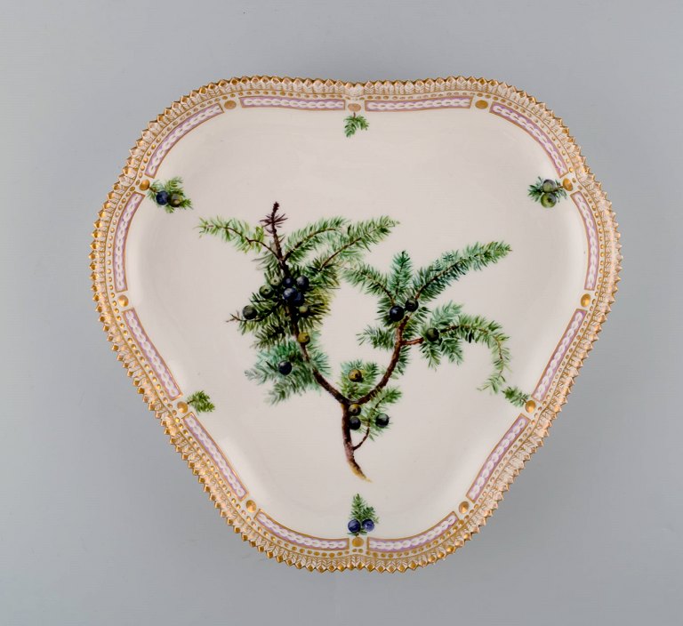 Royal Copenhagen Flora Danica tresidet fad af porcelæn, dekoreret i farver og 
guld med enebær. 1920.