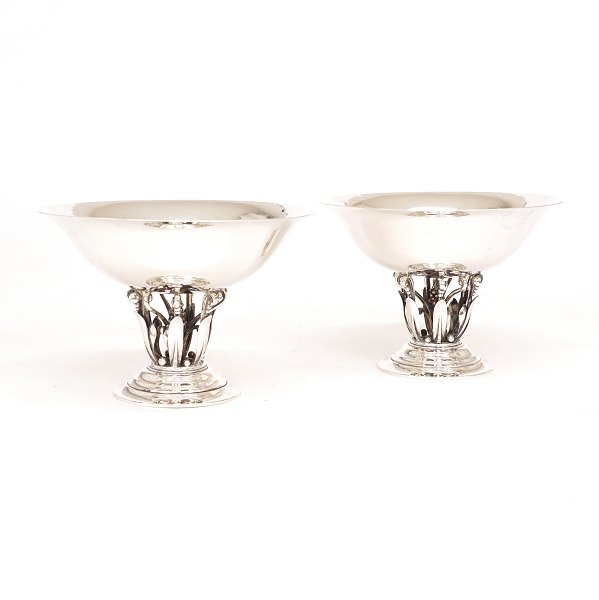 Johan Rohde for Georg Jensen: Et par opsatse i sølv. Stemplet og dateret 1919. 
#242. H: 12,6cm. D: 18,2cm. V: 876gr (begge)