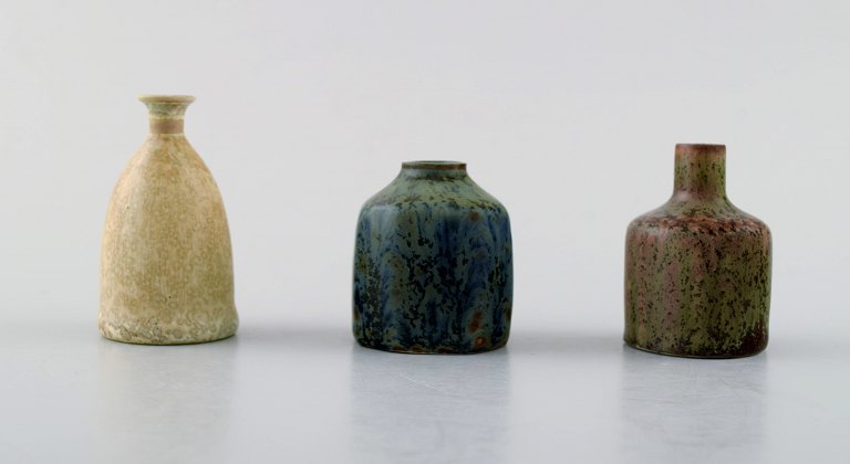 Tre miniature vaser af Carl Harry Stålhane og Gunnar Nylund for Rörstrand.