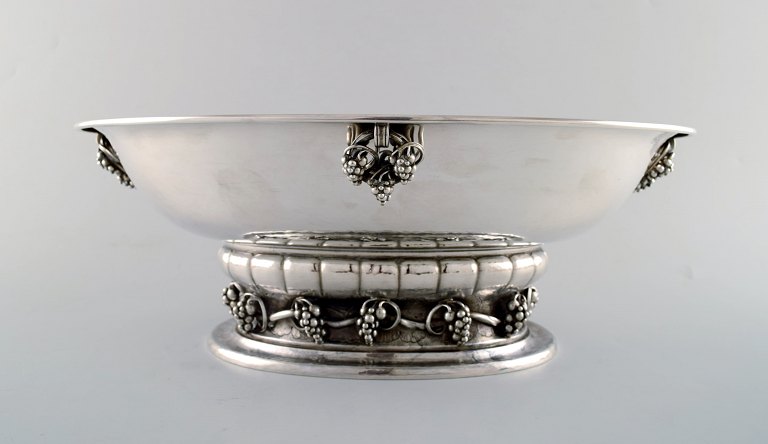 Georg Jensen large and impressive champagne cooler / centrepiece in hammered 
sterling silver, adorned with handles and ornamentation in the form of grapes. 
In a mahogany case from georg Jensen.

