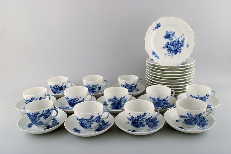 12 personers kaffeservice Kgl. Blå blomst svejfet Kongelig porcelæn. Royal 
Copenhagen. 
