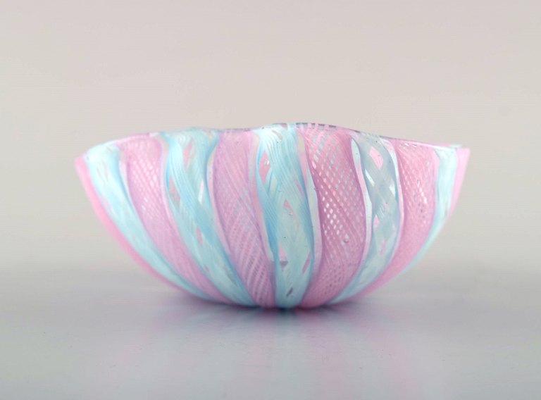"Zanfirico" Murano, pink and light blue bowl in mouth blown art glass, 1960s