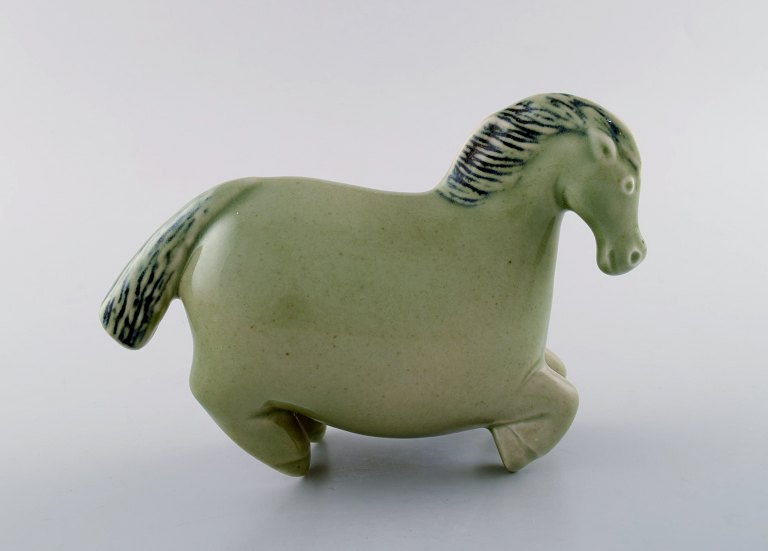 Stig Lindberg for Gustavsberg.
Hestefigur af stentøj, dekoreret i grøn celadon glasur.