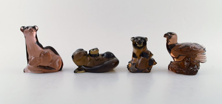 Paul Hoff for Svenskt glas, 4 figurer i form af ørn, bæver og bjørn m.fl. udført 
i kunstglas. WWF.
