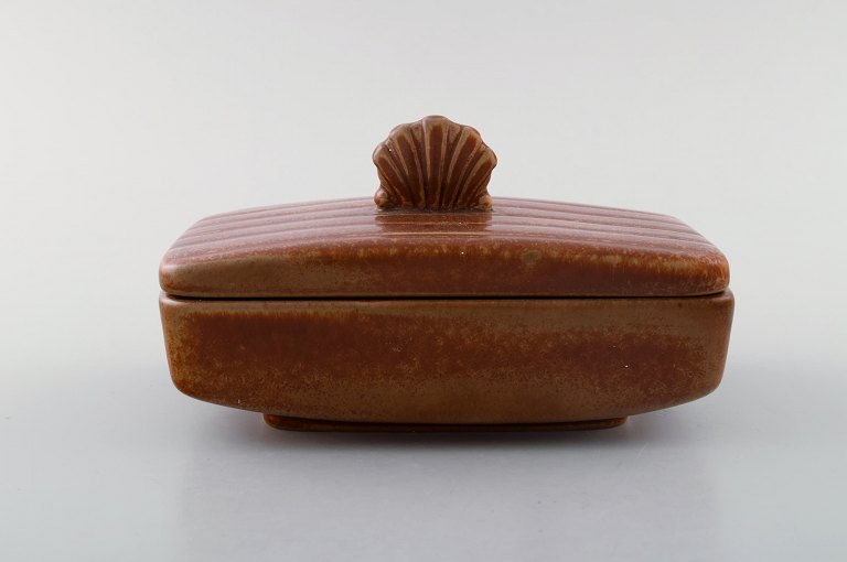 Gunnar Nylund for Rørstrand / Rörstrand. Art deco box in glazed stoneware with 
mussel shaped knob on the lid. Glaze in light brown shades. 1950