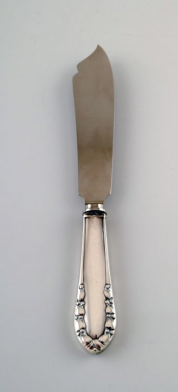 Georg Jensen "Liljekonval" lagkagekniv i sterlingsølv og rustfrit stål. 
1915-1930.