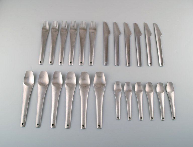 Scandinavian modernist design cutlery in stainless steel. 6 person dinner 
service consisting of dinner fork, dinner knife, dinner spoon and tea spoon. 
1970