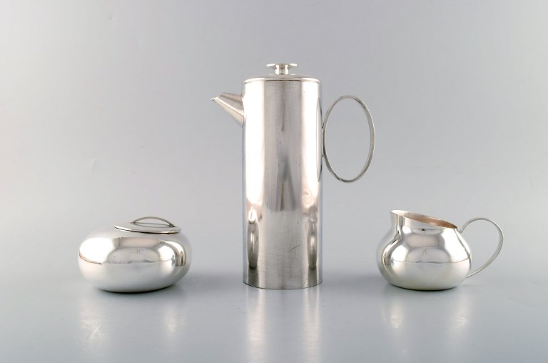 Lino Sabattini (born 1925, 2016) for Christofle. A modernist coffee service in 
silver-plated metal. Coffee pot, sugar bowl and creamer. Ca. 1960.
