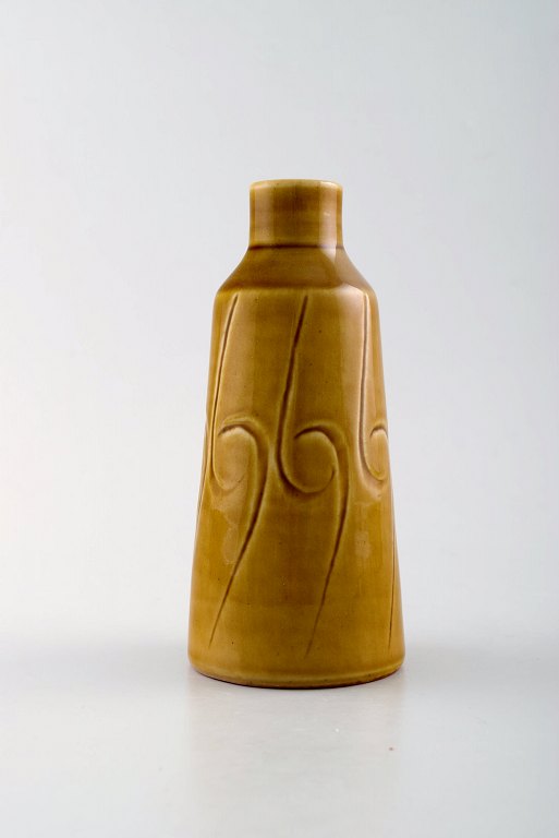 John Andersson for Höganäs. Vase i glaseret keramik med smuk sennepsgul glasur. 
1970