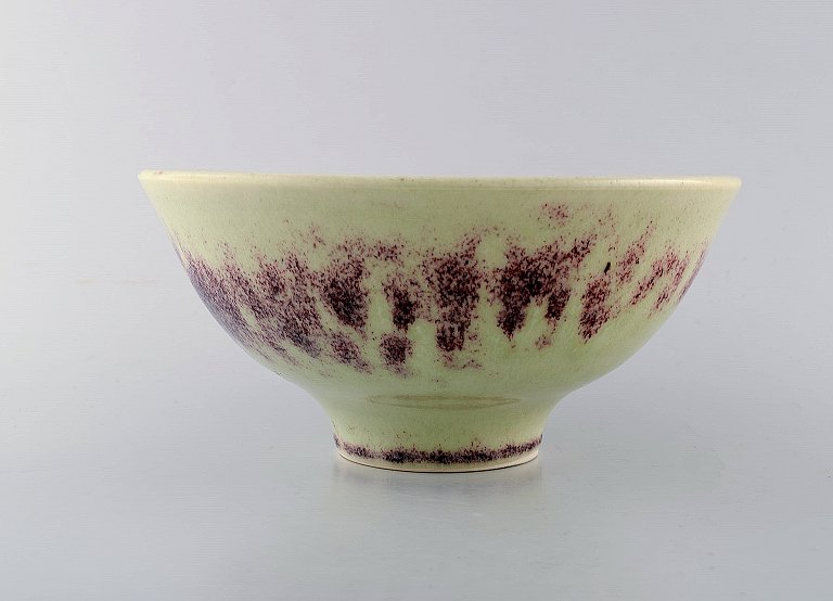 Sven Hofverberg (1923-1998) Swedish ceramist.
Unique Ceramic bowl in light and blue violet nuances.