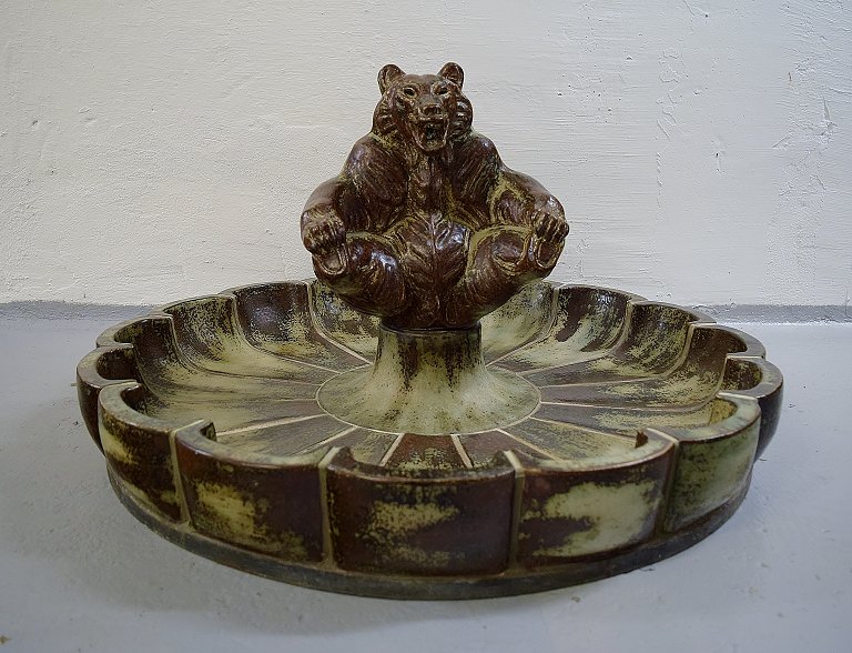 Unique Knud Kyhn for Royal Copenhagen. Monumental and heavy circular garden 
fountain of stoneware in curved pattern with loose-fitting bear in the middle.