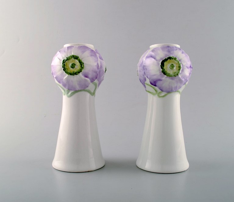 Rörstrand. Et par art nouveau vaser i porcelæn dekoreret med violette og grønne 
blomster i relief. Ca. 1900.