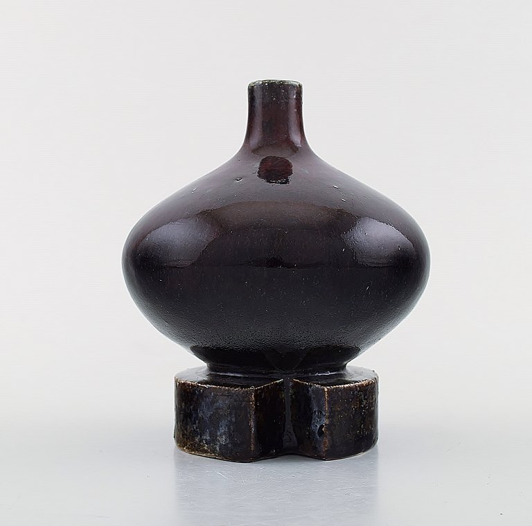 Sven Wejsfelt for Gustavsberg Studio Hand. Unika vase på fod i glaseret keramik.