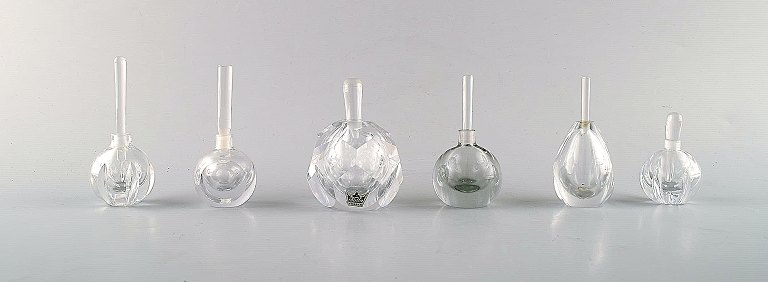 Vicke Lindstrand for Kosta Boda og Edward Hald for Orrefors. En samling på seks 
mundblæste parfume flakoner i klart kunstglas.