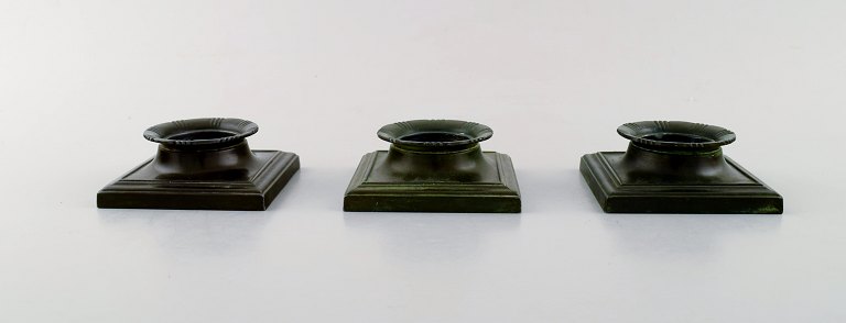 Just Andersen (1884-1943). Tre art deco lysestager i disko metal. 
Modelnummer: 1802.
