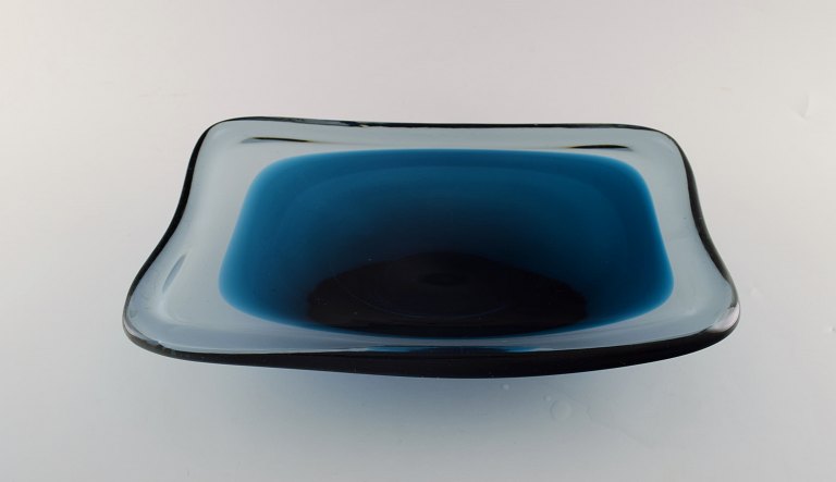 Vicke Lindstrand for Kosta Boda. Bowl in blue art glass. Swedish design, dated 
1958.
