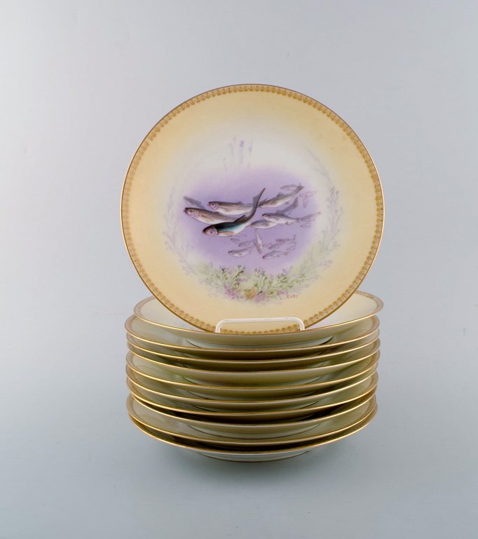 Limoges håndmalede tallerkener med fiskemotiver. Sæt på 11 tallekener. Frankrig, 
1930