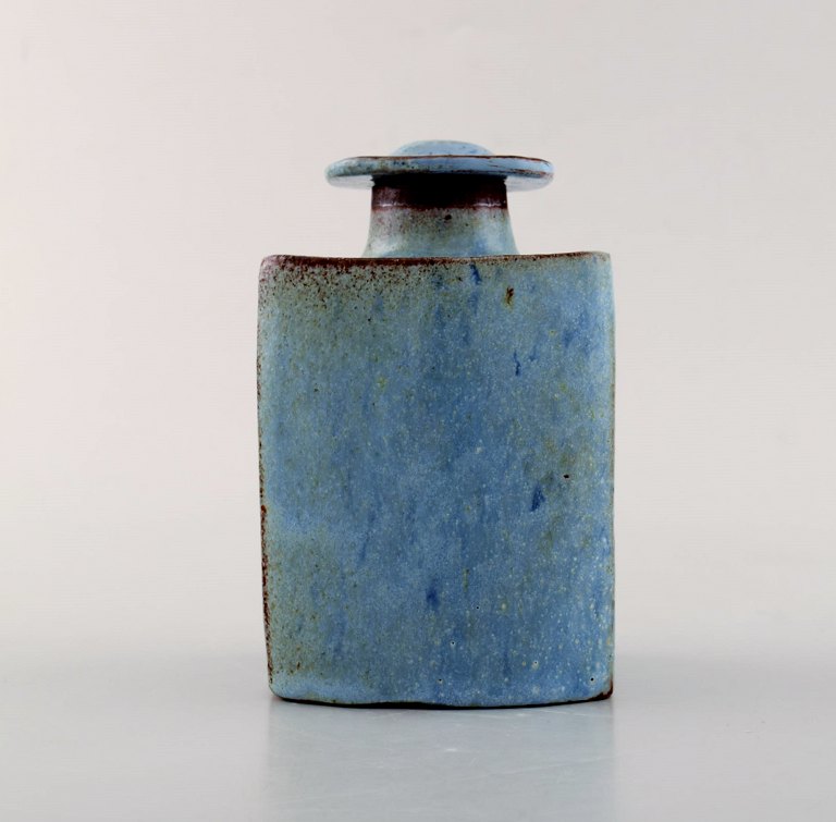 Gertrud Vasegaard (1913 - 2007), eget værksted. Lågkrukke i glaseret keramik. 
Smuk glasur i blå nuancer. 1960