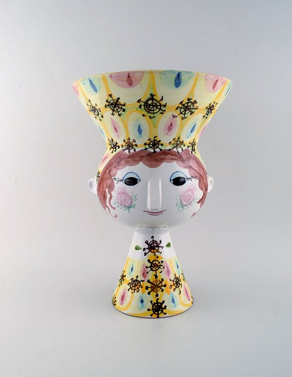 Bjørn Wiinblad 1918-2006. Stor vase af glaseret keramik i form af kvinde. 
Dateret 1972. Modelnummer V26.