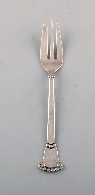 Danish silversmith. "Beaded" cake fork in hammered silver (830). Dated 1934.

