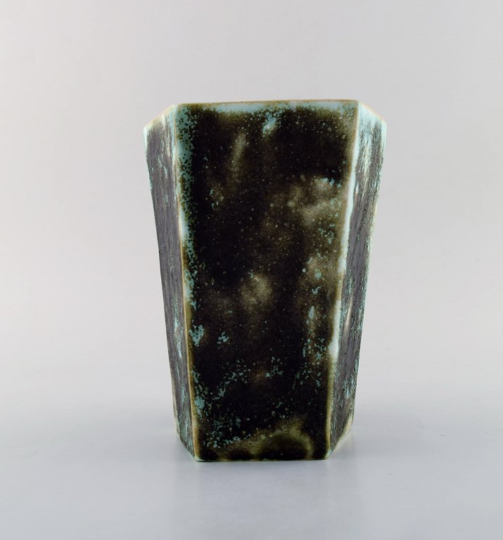 Peder Hald (1892-1987). Vase in glazed ceramics. Beautiful glaze in black and 
turquoise shades. Mid 20th century.