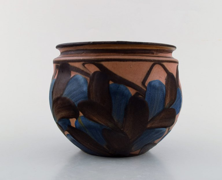 Kähler, HAK. Vase i glaseret keramik. Blå blomster på lysebrun baggrund. 
1930/40