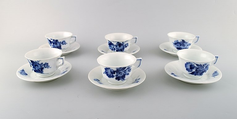 Royal Copenhagen blå blomst kantet sæt på 6 kaffekopper med tilhørende 
underkopper nr. 8608.