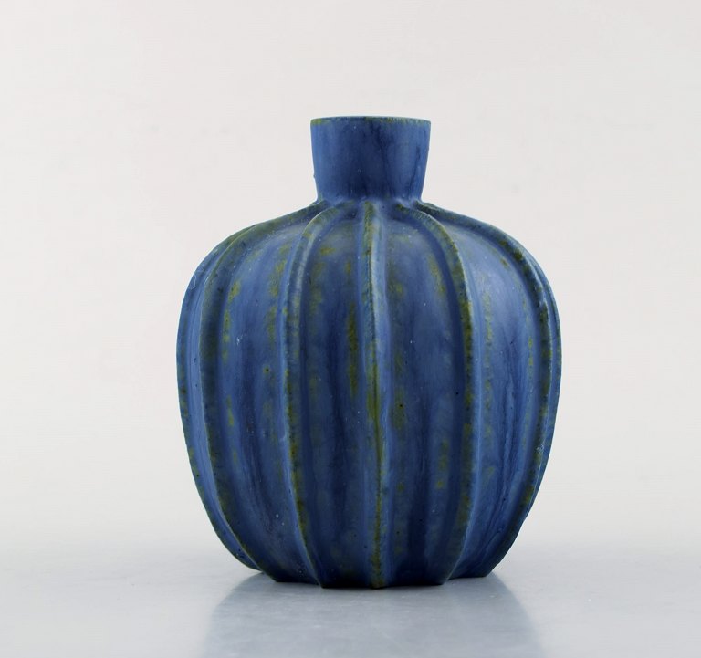 Arne Bang. Vase i glaseret keramik. Modelnummer 2. Smuk glasur i blå nuancer. 
1930