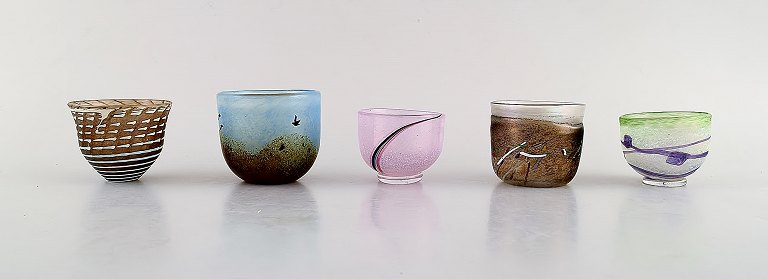 Bertil Vallien for Kosta Boda. Fem små vaser i mundblæst kunstglas. 1980