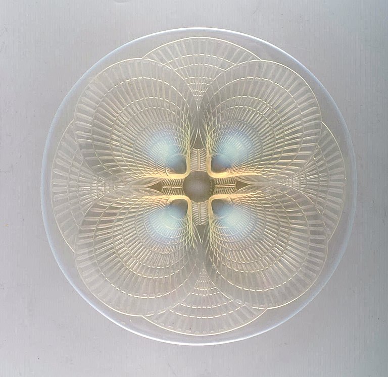 Tidligt René Lalique "Coquilles" fad i kunstglas dekoreret med muslingeskaller. 
Dateret før 1945.