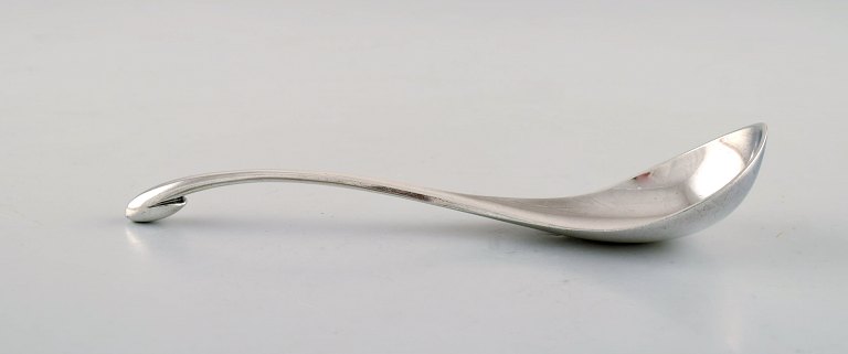 Hans Hansen silver cutlery. Rare spoon in sterling silver. Danish design, mid 
20th century.