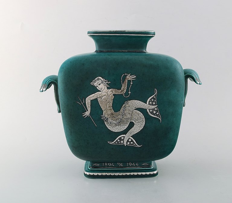 Wilhelm Kåge for Gustavsberg. Stor art deco Argenta vase i glaseret keramik. 
Dekoreret med havfrue i sølvindlæg. 1940