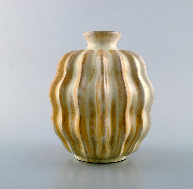 Vicke Lindstrand for Upsala-Ekeby. Organisk vase i glaseret stentøj. Smuk glasur 
i gule og hvide nuancer. Riflet design, 1950