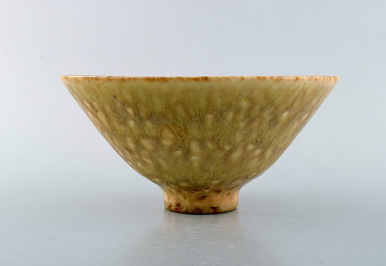 Carl-Harry Stålhane for Rörstrand. Bowl on foot in glazed stoneware. Beautiful 
eggshell glaze. 1960