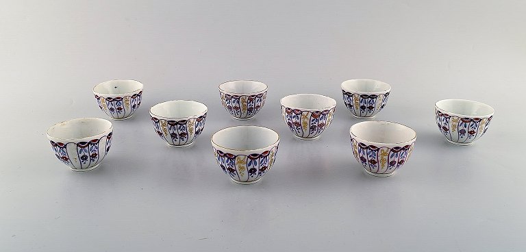 Royal Copenhagen. Ni antikke og sjældne "Tyrkerkopper" i håndmalet porcelæn. 
Museumskvalitet. 
Sent 1700-tallet.