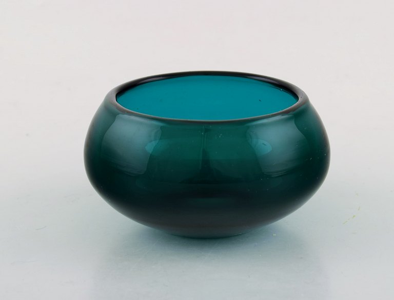 Nanny Still for Riihimäen Lasi. Bowl in mouth blown art glass. Finnish glass 
art, 1960