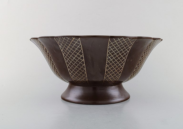 Wilhelm Kåge for Gustavsberg. Large "Goldoni" vase in glazed ceramics. Beautiful 
glaze in brown shades with gold decoration. 1950
