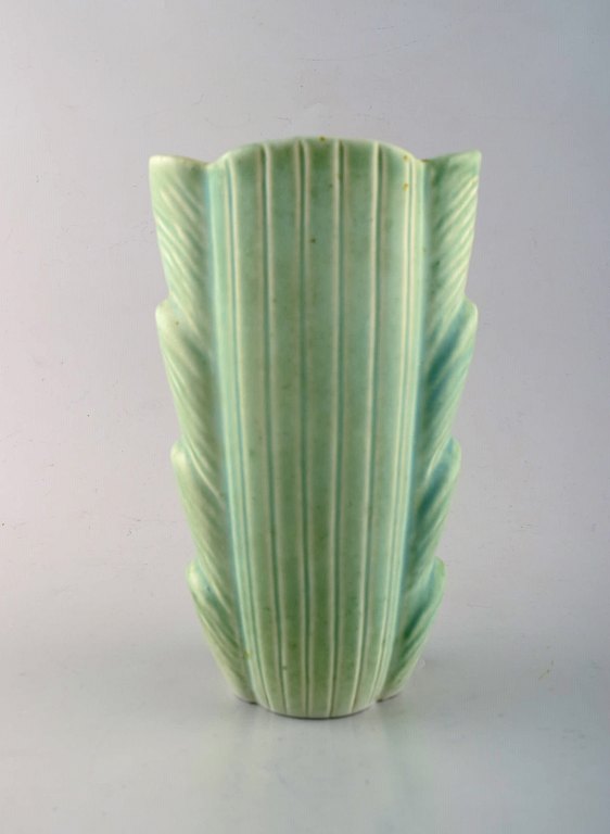 Rörstand. Art deco vase i glaseret keramik. Smuk sart lysegrøn glasur. Midt 
1900-tallet.