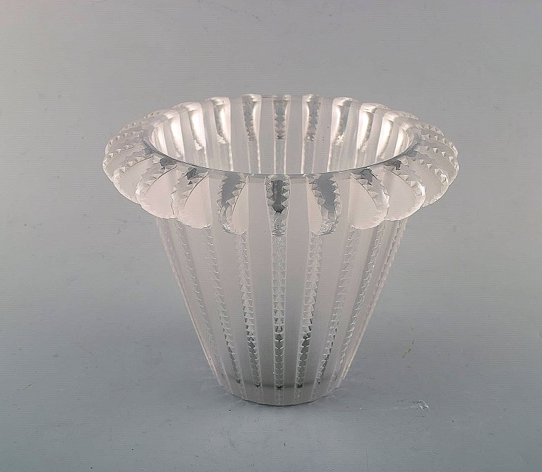 Lalique. "Royat" art deco vase i klart kunstglas. 1950