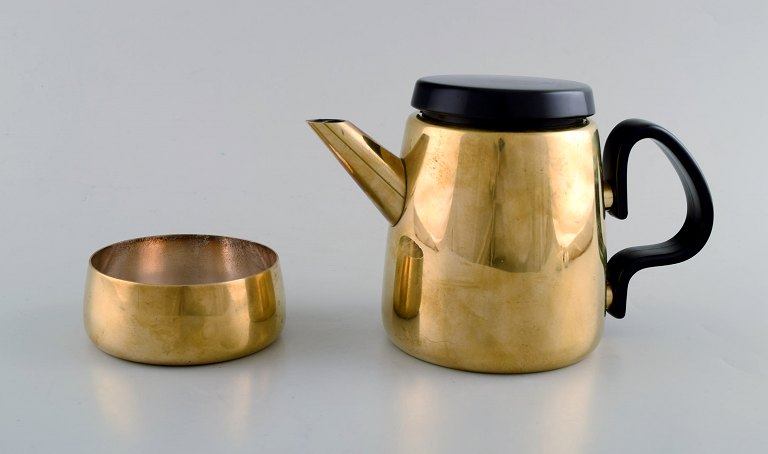 Henning Koppel (1918-81) for Georg Jensen, design 7002.
Coffee pot and sugar bowl in brass.