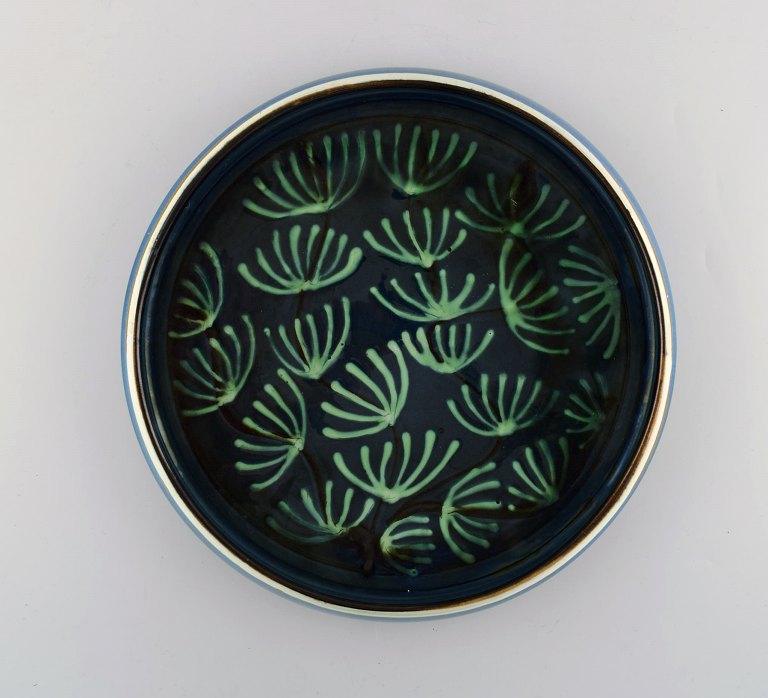 Kähler, HAK, glaseret keramikfad i moderne design. 1930/40´erne. Grønne blomster 
på mørkeblå baggrund.               
