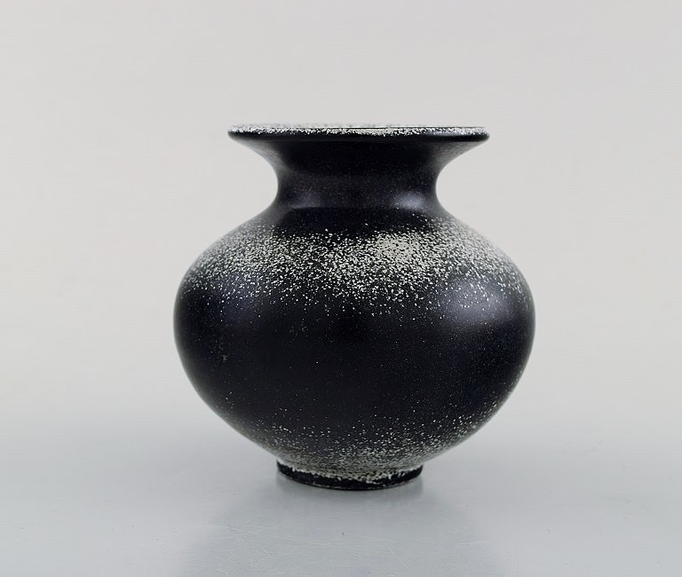 Svend Hammershøi for Kähler, Denmark. Vase in glazed stoneware. Beautiful gray 
black double glaze. 1930 / 40