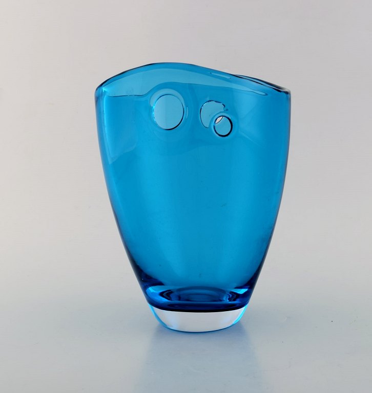 Skandinavisk glaskunst. Vase i blåt mundblæst kunstglas. 1960