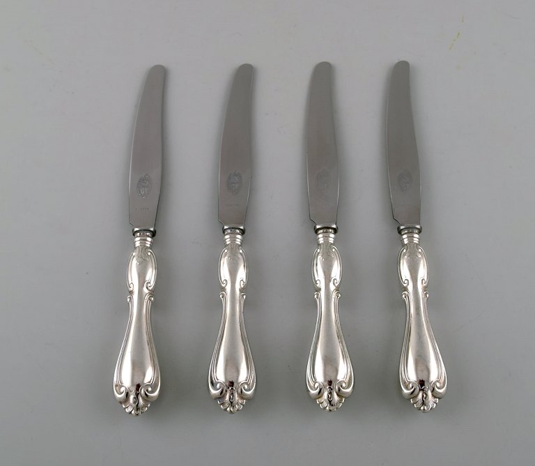 Hallbergs Guldsmeds Ab, Sweden. Set of four "Olga" lunch knives in silver and 
stainless steel. Dated 1946.

