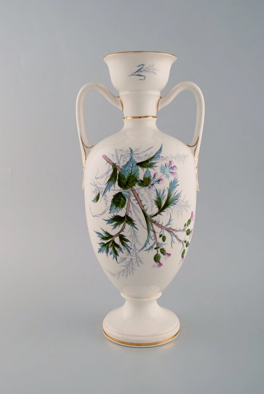 Tidlig Rörstrand vase i fajance med blomstermotiv. Ca. 1920.
